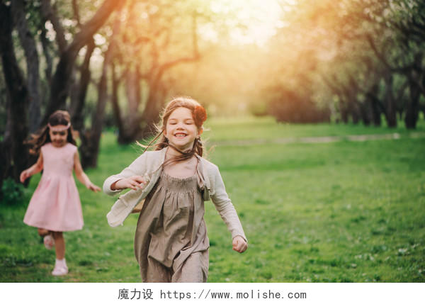阳光的沐浴下有俩个小女孩正在欢乐的玩耍幸福童年 孩子幸福的人美好童年美好未来微笑的小女孩